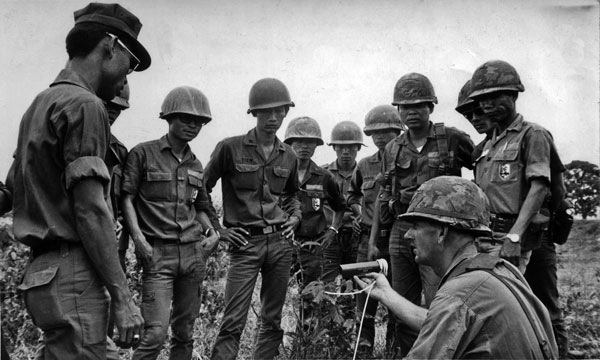 WO2 Bryan Lichtwark instructs South Vietnamese officers at the National Training Centre at Chi Lang, circa 1971