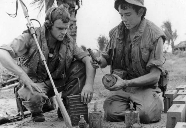 Engineers with an M16 land mine, 1969