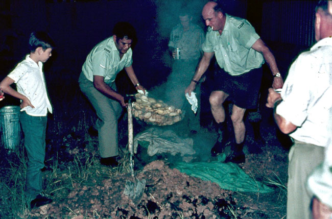 Removing hangi at the Kiwi Club, 1972