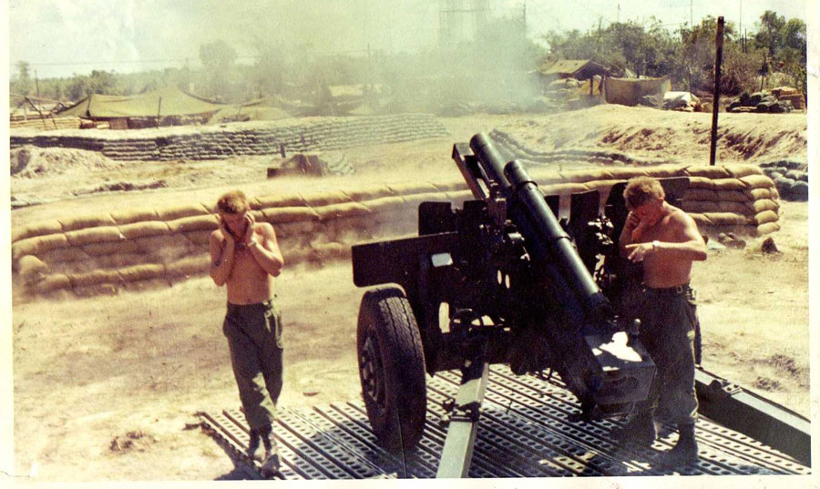 Jim Gilchrist (left) and Selwyn Lilley firing Howitzer in Vietnam, 1969