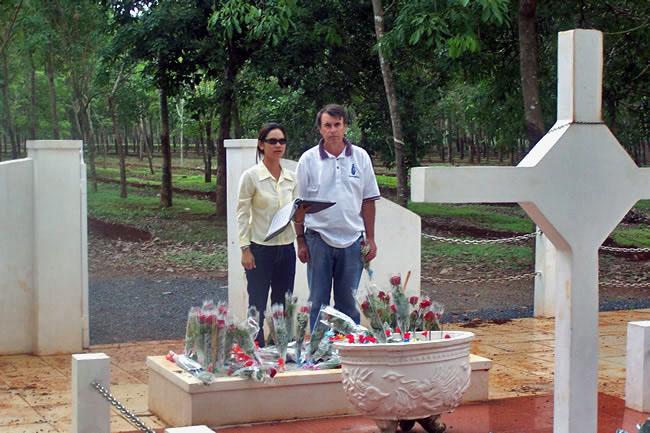 Ian McGibbon lays a rose at the Long Tan memorial, 14 May 2008 Ian McGibbon lays a rose at the Long Tan memorial, 14 May 2008