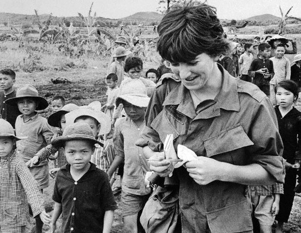Kate Webb with Vietnamese refugees